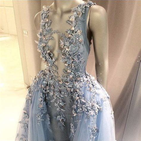 Die suche nach der richtigen robe für die standesamtliche trauung stellt so manche frau vor. Extravagantes Hochzeitskleid in Blau mit Spitze und ...