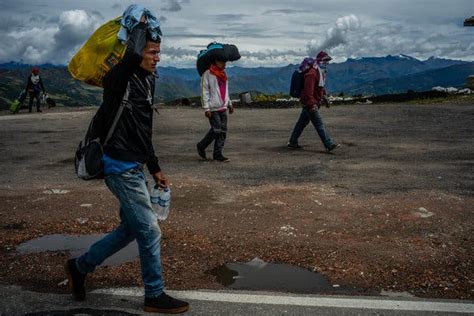 Venezuelans Fleeing Crisis Face Desperate Hike To 12000 Feet The New York Times