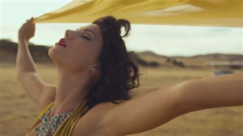 Taylor Swift Hangs Out With A Giraffe In The Video For Wildest Dreams Taylor Swift Music