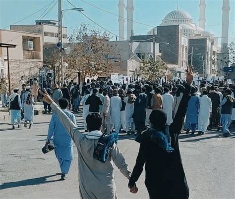دستان اتحاد مردم زاهدان با علامت پیروزی در اعتراضات
