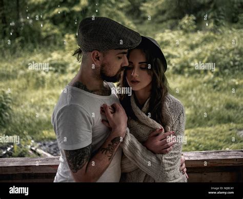 romantic couple kissing rain fotos und bildmaterial in hoher auflösung alamy