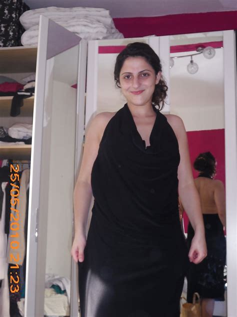 Perverse Perserin Perla Zeigt Sich Zuhause Nackt