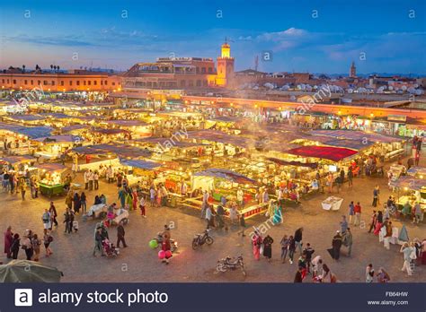 They warned us of beggars and hagglers refusing to get out of your personal space, vendors trying to rip you off, and filthy streets and food making you physically and mentally ill. Medina von Marrakesch, Djemaa el Fna Platz in der Nacht ...