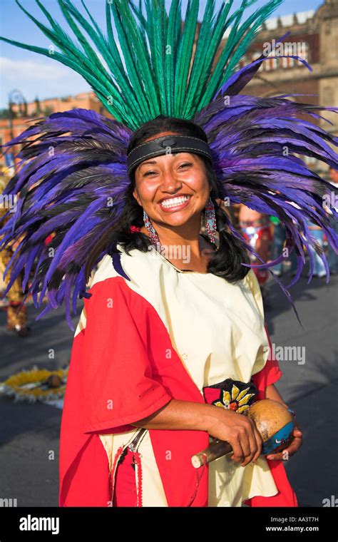 Indios Mexicanos Mujeres Vestidas Con El Traje Tradicional Y Un Tocado