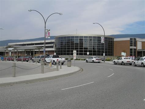 There are regular flights to and from calgary, edmonton, toronto, vancouver, victoria, cranbrook, whitehorse, and seattle, as well as seasonal service to las vegas, phoenix, montréal, cuba and mexico. Aeropuerto Internacional de Kelowna