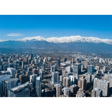 Santiago de Chile, cielo azul y los Andes nevado.