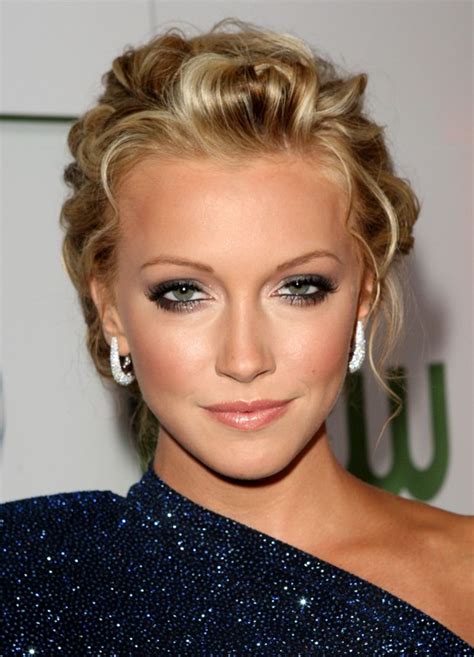 Elegant Feminine Updo With Mixed Golden Tones Katie Cassidy S Hairstyle Hairstyles Weekly