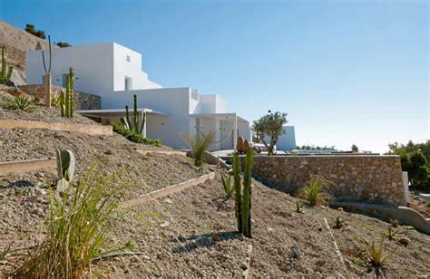 Kapsimalis Architects Completes Santorini Apartments In 2020
