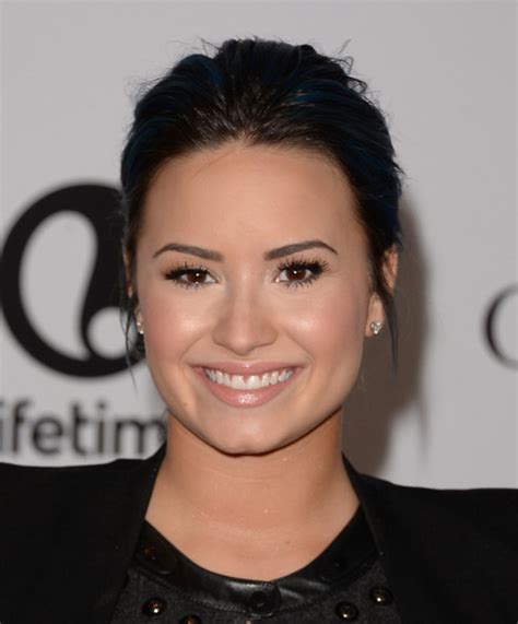 With minimal makeup, defined brows and long black locks combed to the side. Demi Lovato Goes Back To Black Hair, Well Sort Of ...