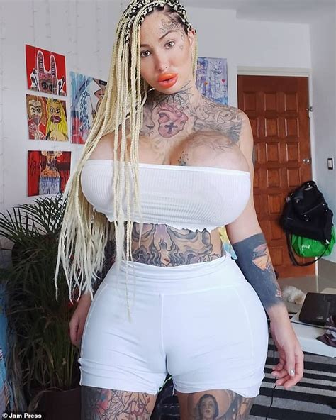 Model Who Wants To Look Like A Blowup Doll Suffers From Genital Pain After Surgery Daily Mail