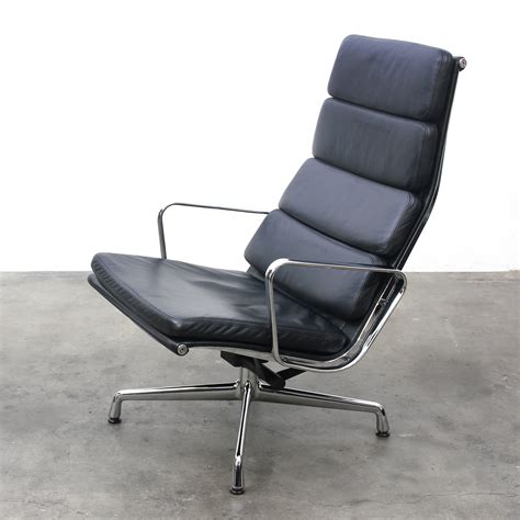 The organic chair is a comfortable small reading chair and was made in 1940 as a contribution to the new york moma's organic the first were chairs such as eames' famous plastic armchair or saarinen's tulip chair. EA 222 lounge chair by Charles & Ray Eames for Vitra ...