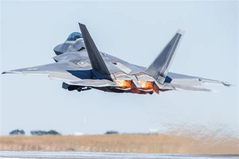 F 22 Raptor Performs Belly Landing In Nevada Fighter Jets Raptor