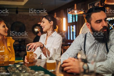 Leute Sitzen In Der Kneipe An Der Bar Stockfoto Und Mehr Bilder Von
