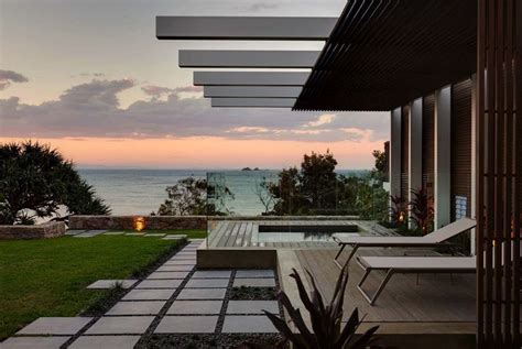 A Fascinating Modern Concrete House On Wategos Beach Australia With