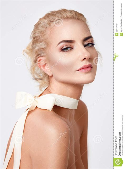 Forme Naturelle De Corps Nu De Maquillage De Belle Femme Blonde Sexy