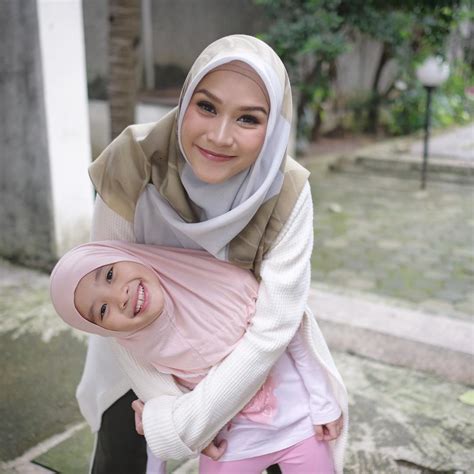 Gambar merupakan sesuatu hal yang paling banyak di cari di internet, blog ini berbagi gambar yang keren dengan kualitas hd. Gambar Hijab Anak Kecil - Jilbab Voal