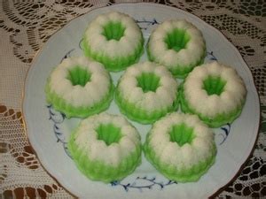 Demikian artikel tentang cara membuat kue putu dan sedikit membahas tentang peluang usaha yang dapat dihasilkan dari menjual putu. Cara Membuat Kue Putu Ayu ~ ZOTA RESEP