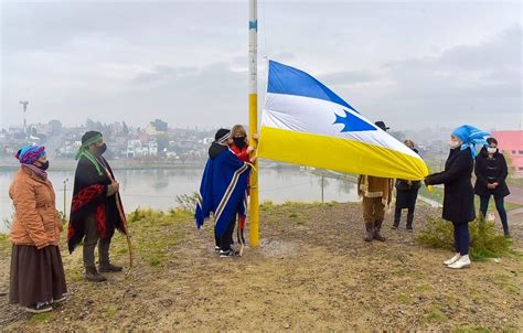 Trelew Izaron La Bandera De Los Pueblos Originarios En Homenaje A Su