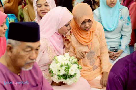 Senyum merekah terlihat di wajah. Bertunang - akad nikah ceremony (overall)