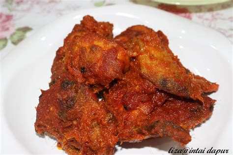 Panaskan minyak, goreng ayam dalam minyak yang banyak dan panas. INTAI DAPUR: Ayam Goreng Serai....