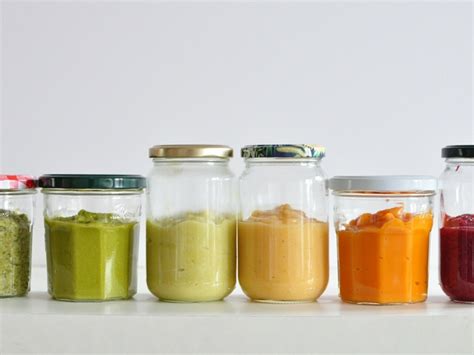 250 grammi di verdure miste bollite senza sale in mezzo litro di acqua, no a cipolla, aglio e sedano, sì a carote, bietola e a tutte le verdure. La ricetta della prima pappa