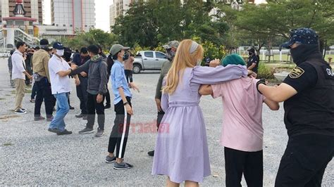 หรือจะมีลุ้น โอ๊ต ปราโมทย์ ส่งอิโมจิให้ เอวา หลังจากที่โพสต์ข้อความแบบนี้. แห่สมัครนับพัน"พลาม พรมจำปา"อดีตครูฝึกรบพิเศษ ฝึกการ์ดอาสา ...