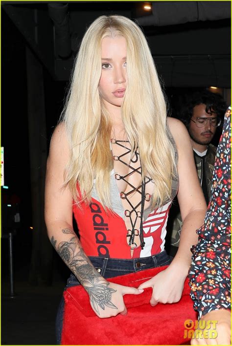 Iggy Azalea Shows Off Her Assets In Plunging Lace Up Top Photo 3944339