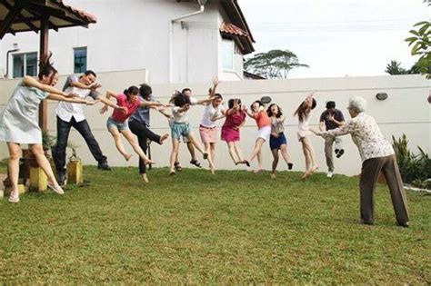 5 Clever Ideas For Great Group Photos Funny Group Photos Group Photography Group Photos