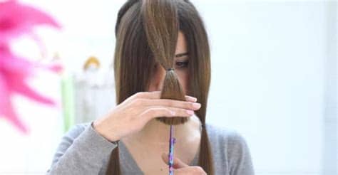 Si estás pensando en cambiar tu color de pelo y creés que, después de años de invertir dinero y tiempo en peluquerías, ya estás lista para armar tu propio salón de belleza en tu casa y tomar las riendas seguí leyendo y enterate de todo lo que tenés que saber antes de teñirte el pelo en tu casa. Ante la falta de peluquerías, cómo cortar y cortarte el ...