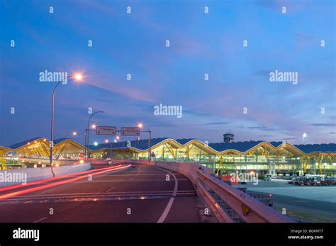 Aeropuerto De Madrid Barajas De Noche Hi Res Stock Photography And