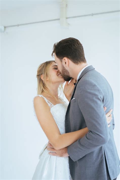 Couples Romantiques Affectueux Dans Le Lit Photo Stock Image Du Indoors Caucasien 46886176