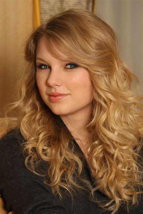 High top afro ponytail for boys. Hairstyle Photo: Taylor Swift Long Curly Hairstyle