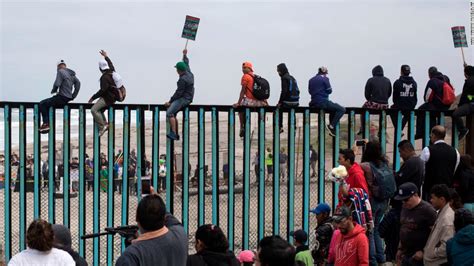 Los Inmigrantes Que Viajaron En La Caravana Esperarán En La Frontera