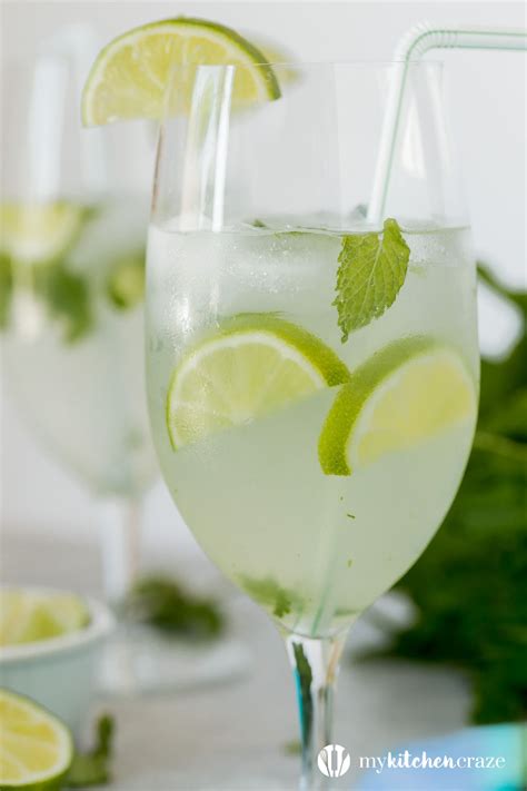 Easy Mojito Cocktail ~ Perfect Drink For The Summer Months And Only Takes 6 Ingredients To Make
