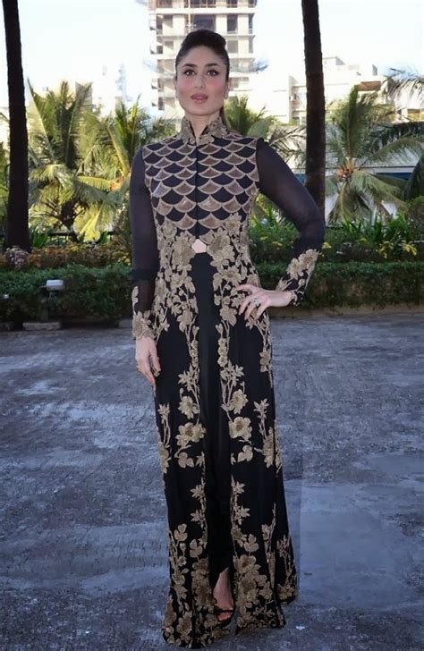 Bollywood Actress Saree Collections Kareena Kapoor In Anamika Khanna Black And Gold Anarkali Dress