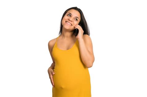 Retrato De Mujer Embarazada Latina Hablando Por Teléfono Contra La