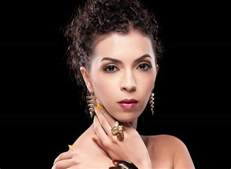 .معه بالحجاب أيضاً الفنانة ماجدة زكى والتى تجسد شخصية والدته ضمن أحداث المسلسل. سارة فاشا ترقص على «بشرة خير» بالبكيني .. فيديو