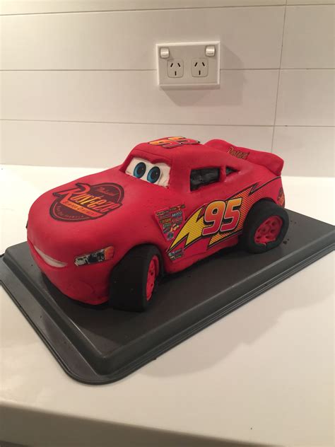 Zuerst wird grob die karosserie mit tortenstücken gebaut, als kleber habe ich hier schokocreme ( ganache) verwendet. Lightning McQueen cake (different angle) - Ryan's 3rd bday ...