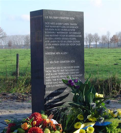 In de oude kern van borne werden op 29 november 2007 zestien stolpersteine geplaatst op zes locaties. Son, voormalig Amerikaanse Militaire begraafplaats ...
