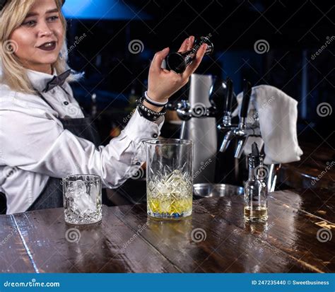 Experienced Woman Barman Surprises With Its Skill Bar Visitors Behind