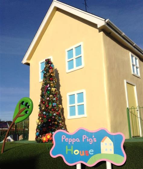 The great collection of peppa pig house wallpapers for desktop, laptop and mobiles. Peppa Pig's House at Christmas. https://paultonspark.co.uk ...