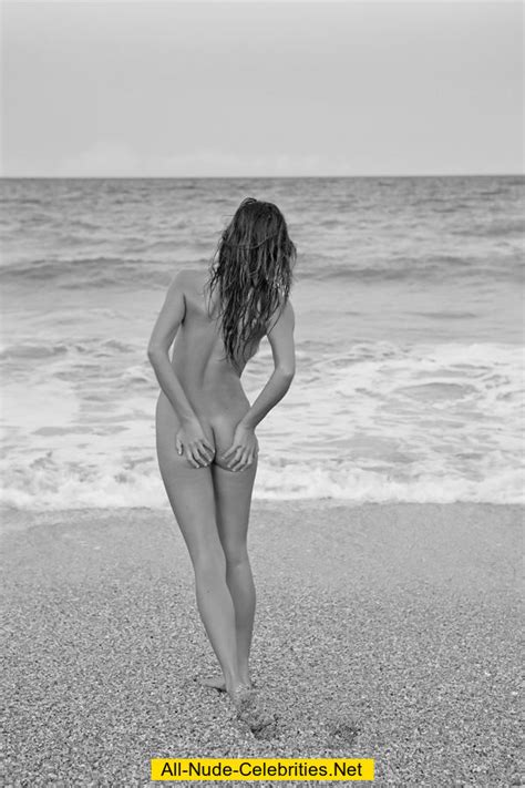 Chrissy Teigen Desnuda En Beach Babes