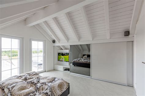 Fragen, mit denen du dich beschäftigen solltest, bevor du dir ein bett für eine dachschräge kaufst. Schrank in der Dachschräge nach Mass Dachschrägenschrank ...
