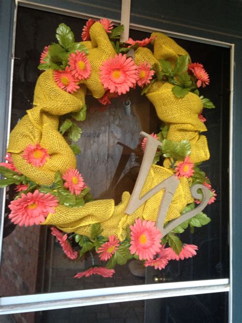 Scrubby measures 6 wide from point to point (15 cm). Summer wreath: grapevine, yellow burlap and flower garland ...