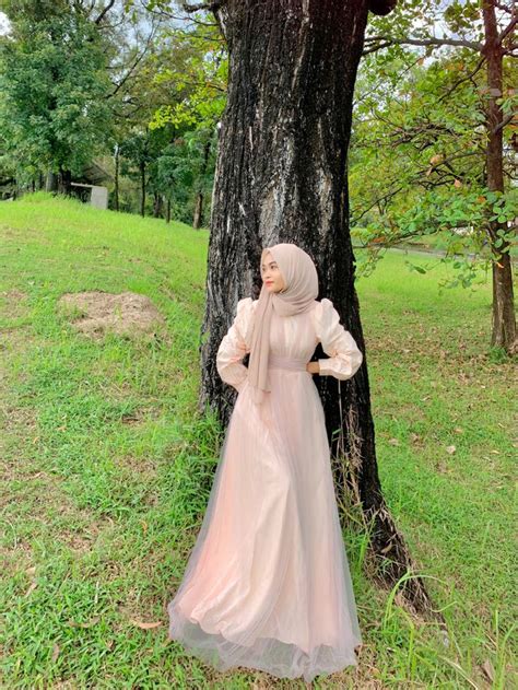 Pin Oleh Hrlnlarosa Di Its Me Gaun Sederhana Gaun Pengantin Hijab