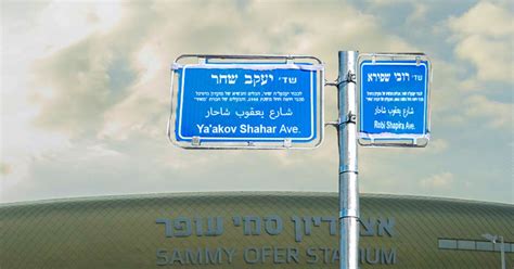 לאחר ששיחק במדי הפועל תל אביב במשחקי גביע האינטרטוטו שהתקיימו טרם פתיחת עונת 1981/1982, עבר בוזגלו להפועל לוד ששיחקה באותה עונה בליגת המשנה. יעקב שחר: רחוב בחיפה ייקרא על שם נשיא מכבי חיפה | ספורט 1