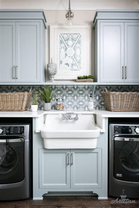 Learn how this modern farmhouse laundry room went from a dysfunctional space into a dream with gorgeous details and diy projects. Interior Design ideas - Home Bunch Interior Design Ideas