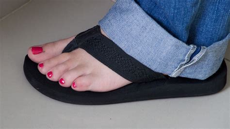 Smurfettes Pink Toes In Black Flip Flops 2 By Feetatjoes On Deviantart