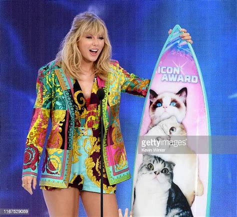 Taylor Swift Accepts The Teen Choice Icon Award Onstage During Foxs