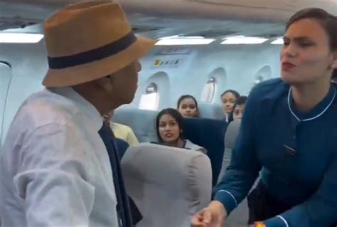 السبب غريب مسافر هندي ينفعل على مضيفة طيران أثناء الرحلة